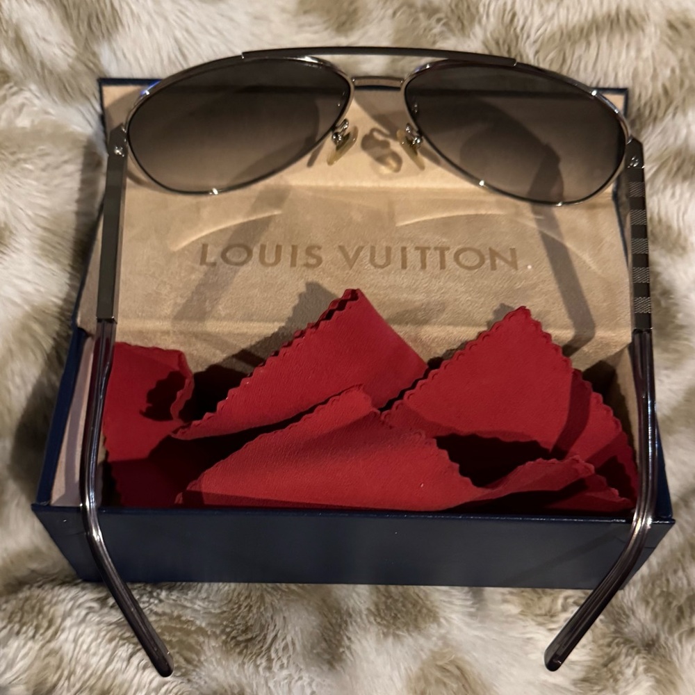 ✨ Louis Vuitton Black and Silver Aviator Sunglasses Like New with Box ✨ - Picture 4 of 6